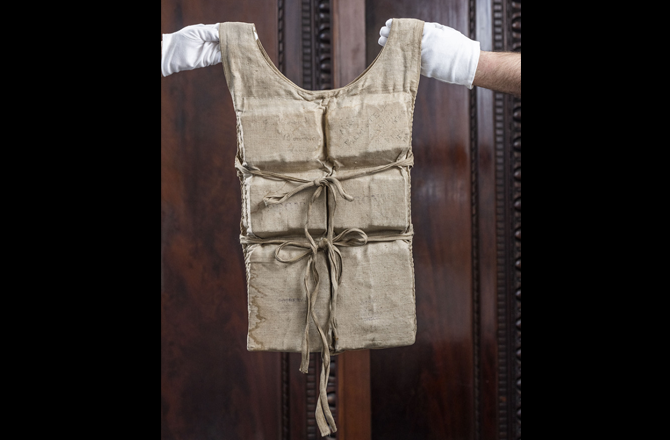 ٹائی ٹینک کی لائف جیکٹ ۷ء۶؍ لاکھ پاؤنڈ میں فروخت