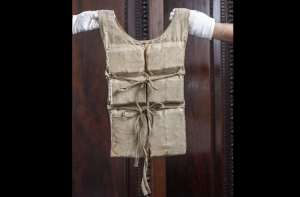 ٹائی ٹینک کی لائف جیکٹ ۷ء۶؍ لاکھ پاؤنڈ میں فروخت