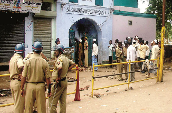 متضاد تفتیش اورکمزور شواہد کی بنا پر مالیگائوں دھماکوں کے ملزمین بری ہوئے 