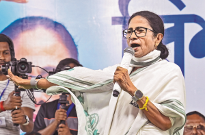 ٹی ایم سی، بی جے پی ٹکراؤ: الیکشن کمیشن نے ڈپٹی کمشنر اور ۳؍ افسران کو معطل کیا