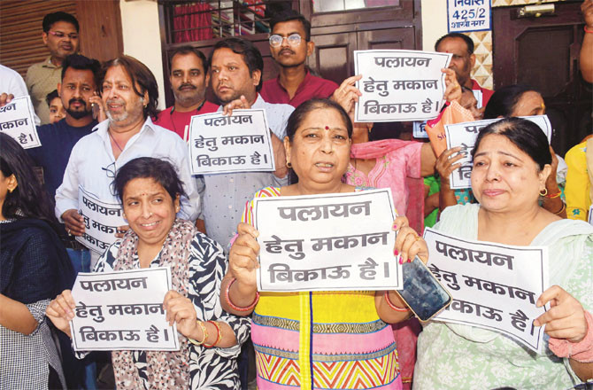 Citizens of Meerut protesting against the government