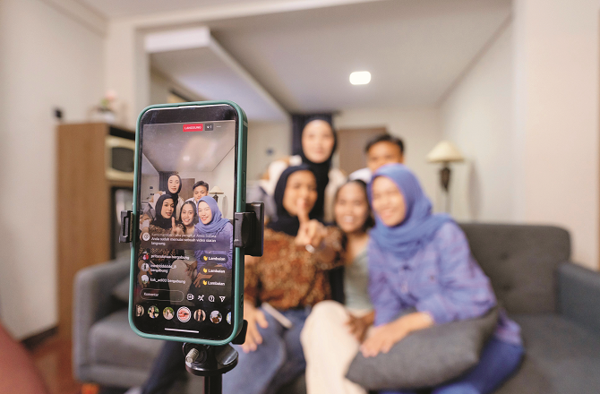 In this age of social media, humans present an artificial image of themselves and form unrealistic perceptions about themselves by looking at the artificial lives of others. Photo: INN