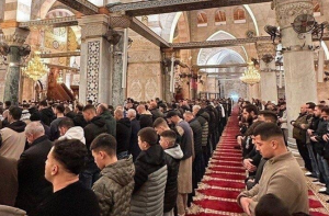 ۴۰؍ دن بعد مسجد اقصیٰ فلسطینیوں کیلئے کھول دی گئی، فجر کی نماز میں ہزاروں مصلیان