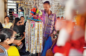 لوکل ٹرینوں میں ہاکرس کو کار و بار کی اجازت سے مسافروں کی تنظیمیں ناراض