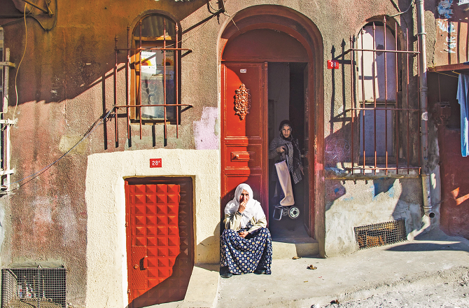 Step outside your own world and see if there is someone in your neighborhood who needs you. Is there an elderly person waiting for your help? Photo: INN