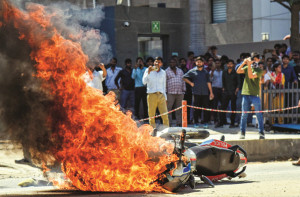 تنخواہوں میں اضافہ کیلئے نوئیڈا میں مزدوروں کا پُرتشدد احتجاج