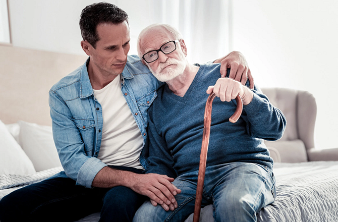 بڑھاپے میں والدین کی دیکھ بھال کرنا والدین پر احسان نہیں ہے