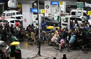 پاکستان: عوامی احتجاج کے بعد پیٹرول کی قیمتوں میں ۸۰؍ روپے کی کمی، جزوی راحت