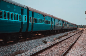 مغربی بنگال: چلتی ٹرین سے لڑکا گرا، چین کھینچنے پر بھی ٹرین نہ رکی، صارفین برہم