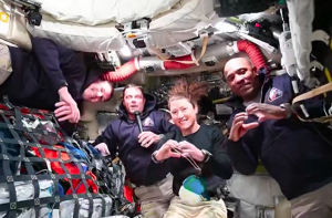 آرٹیمس دوم: تاریخی ریکارڈ، چاند کے گرد چکر کے بعد خلابازوں کا زمین کی طرف سفر