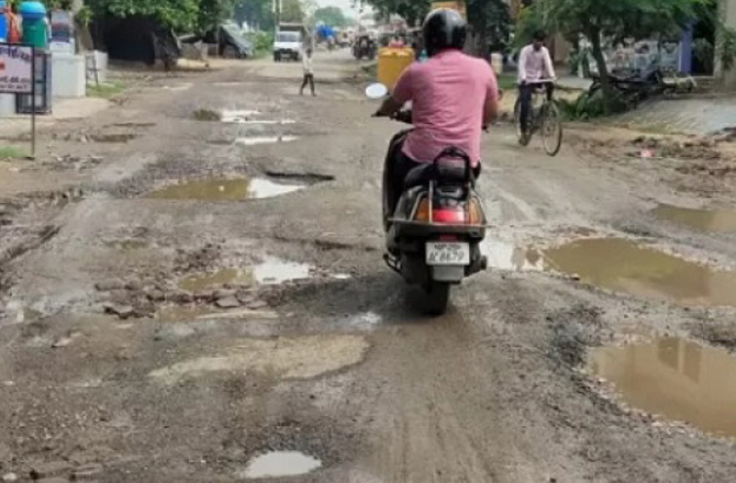 سڑکوں  کا غم بھی تو غم ہے!