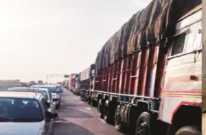  سمردھی ہائی وے پر ۲۵؍ کلو میٹر طویل ٹریفک جام ، مسافر پریشان