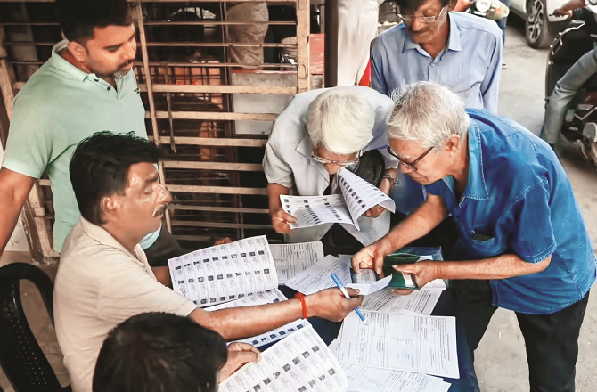 Those who are out of their homes, if they need to come home to register in the SIR, should do so, and if they are at home but busy, they should prioritize it over other activities. Photo: INN