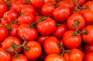 ٹماٹر گرمی کے موسم میں جِلد کے کئی مسائل سے نجات دلاتا ہے