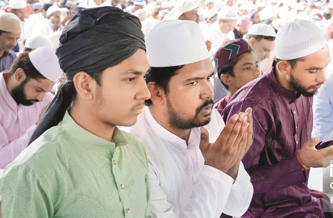 There are certain etiquettes for calling upon the Lord of the Worlds through prayer, which should also be observed. Photo: INN