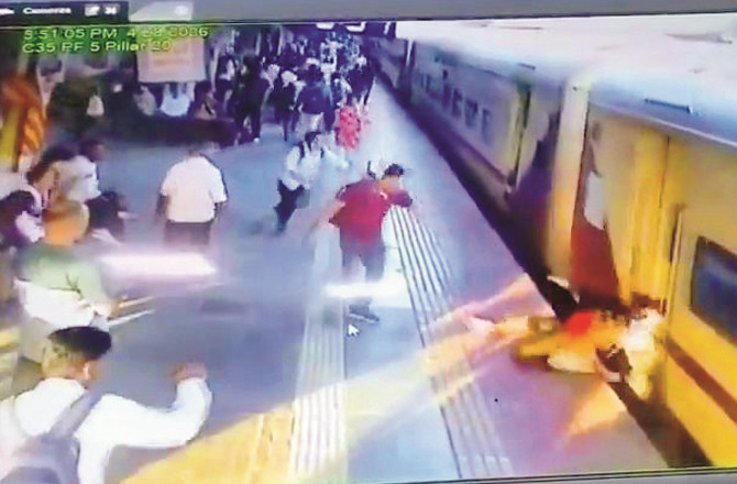 Woman Falls While Getting Off A Moving Train.Photo:INN