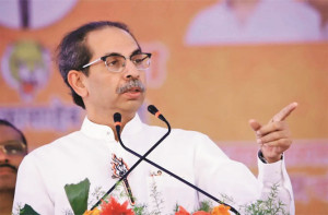 ادھو ٹھاکرے پس وپیش میں، سونیترا پوار نے حمایت کی درخواست کی