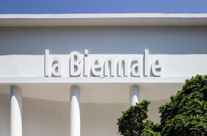 وینس بینالے کا اعلان،جنگی جرائم کے الزامات والے ممالک مقابلے سے خارج