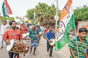 بنگال میں تعینات سی آر پی ایف جوانوں کے رول پر سوال