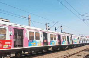 اوور ہیڈ وائر ٹوٹنے سے مسافروں کو پریشانی