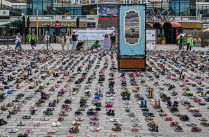 نیدرلینڈز: دی ہیگ کے ساحل شیوننگن میں ہزاروں جوتے رکھ کرغزہ کے بچوں کوخراج عقیدت