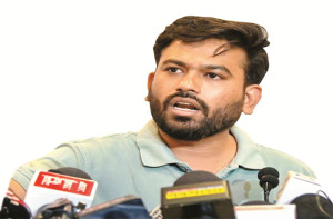  ابھیجیت دپکے کی  اب دیہی علاقوں کے سرکاری اسکولوں کو بہتر بنانے کی ملک گیر مہم