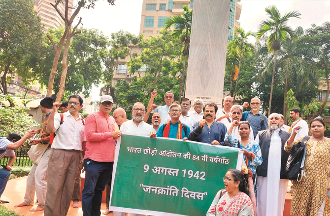 Participants pay homage to the martyrs at the August Kranti Maidan. (Photo: Inquilab)