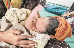 ٹریفک جام کے سبب آٹو رِکشا میں بچے کی پیدائش 