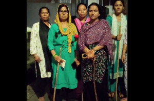 دہرادون کے گاؤں میں خواتین کی منشیات مخالف مہم،لاٹھیاں لےکرنگرانی کرتی ہیں