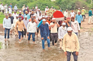کھڑکی بدرک جہاں جنازے کو کندھے پر لے کر ندی پار کرنی پڑتی ہے 