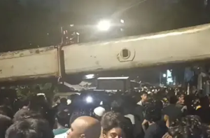 کرلا: ہائیڈرولک کرین ریلوے کی اوورہیڈ لائن پر جا گری، ۱۰؍ افراد زخمی