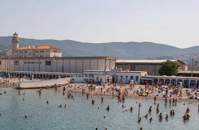 Tourists bathing on Italy`s historic beach `La Lanterna`. Photo: X