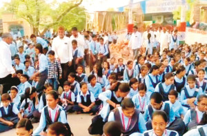 مسلم پرنسپل کے تبادلے کو روکنے کیلئے ہندو اکثریتی گاؤں کے طلبہ کا دھرنا
