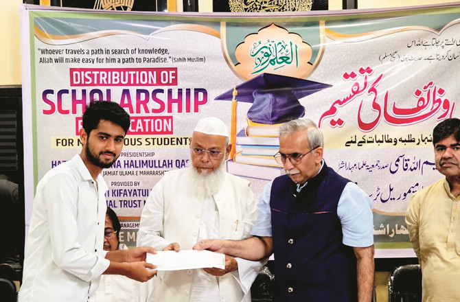 جمعیۃ علماء نےطلبہ میں۲۰؍ لاکھ روپے کی اسکالرشپ  کے چیک  تقسیم کئے