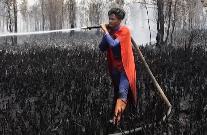 انڈونیشیا: جنگلات کی آگ بجھانے نکلا ۱۵؍ سالہ ’’سپرمین‘‘، ویڈیو وائرل