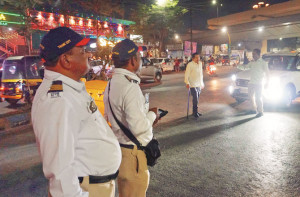حادثات کا سبب بننے والی زیادہ روشنی والی ہیڈ لائٹس لگانے والوں کے خلاف کارروائی