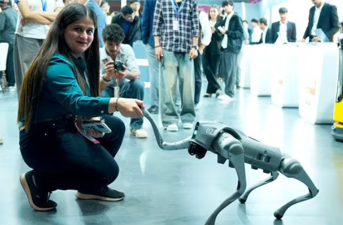 انڈیا اے آئی امپیکٹ سمٹ: گالگوٹیاس یونیورسٹی کے اسٹال سے چینی روبوڈوگ غائب