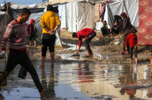 غزہ: رمضان المبارک میں سردی اور سیلاب؛ ہزاروں خیمے تباہ، لاکھوں فلسطینی بے گھر