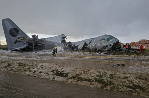 بولیویا: بینک نوٹ لے جانے والا فوجی طیارہ گر کر تباہ، لوگ پیسے لوٹنے کیلئے دوڑے