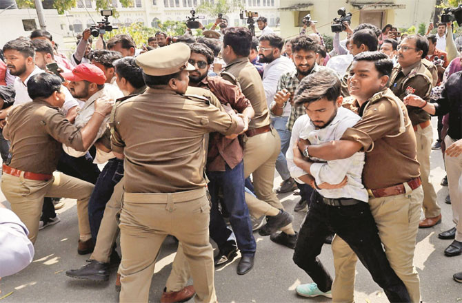 Police preventing ABVP workers from reciting Hanuman Chalisa