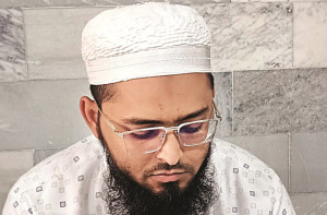 عینک سازی بھی، تدریسی خدمات بھی اور تراویح کا اہتمام بھی