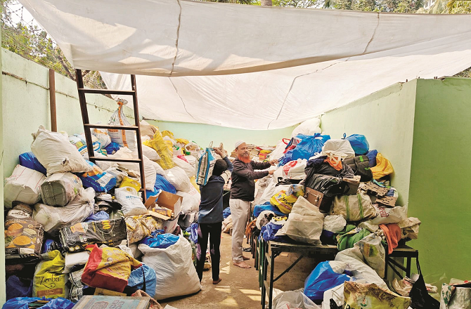 دو دن میں بڑی مقدار میں بوسیدہ اوراق اور کتابیں جمع کی گئیں