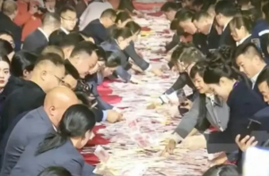 چینی کمپنی کا ملازمین کو ۲۴۰؍ کروڑ روپے بونس، ویڈیوز وائرل