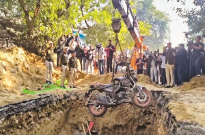  دہلی : گڑھے میں گر کر بائیک سوار ہلاک،  جل بورڈ کے۳؍ افسر معطل