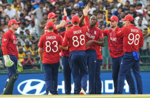 سری لنکا کے کھلاڑی ہدف کے تعاقب میں بے بس، انگلینڈ نے  میدان مار لیا