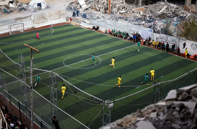 غزہ: ۲؍ سال سے زائد عرصے کے بعد ملبے کے درمیان فٹ بال کی واپسی