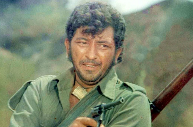 <p><strong>امجد خان</strong></p>
<p>امجد خان نے فلم شعلے (۱۹۷۵ء) میں &rsquo;&rsquo;گبر&lsquo;&lsquo; کے کردار میں جان پھونک دی ہے۔ یہ کردار ایک خوفناک ڈاکو کا تھا، جس کا ایک ڈائلاگ (کتنے آدمی تھے) کافی مشہور ہوا۔ خوفناک ہونے کے باوجود اس کردار نے ناظرین کا دل جیت لیا۔</p>