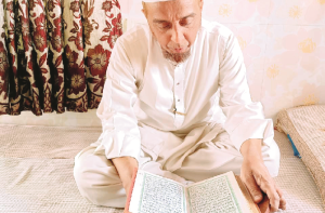 ملئے، حافظ مولانا رشید احمد ندوی سے جو ۴۶؍ سال سے تراویح پڑھا رہے ہیں 