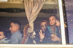 رفح کراسنگ سے بذریعہ بس۱۲؍ فلسطینیوں کی غزہ واپسی، محدود بحالی کا آغاز