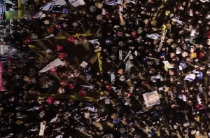 اسرائیل: نیتن یاہو کے خلاف ہزاروں افراد کا تل ابیب کی سڑکوں پر احتجاج